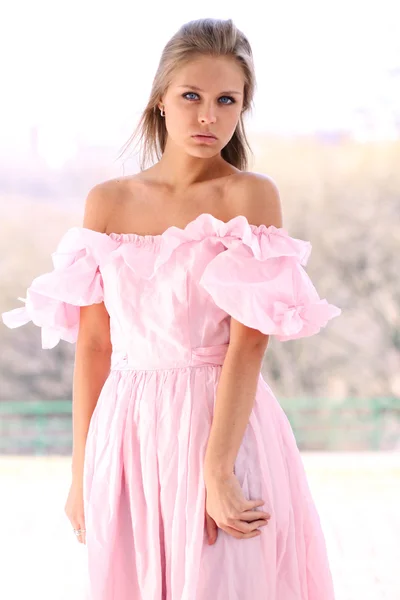 Fiatal nő, rózsaszín ruhás portréja — Stock Fotó