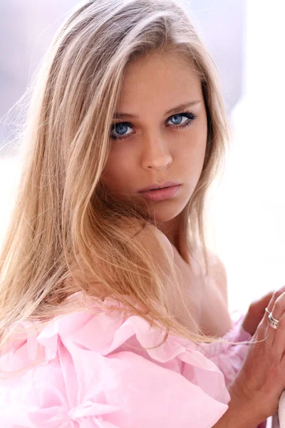 Porträt einer jungen Frau im rosa Kleid — Stockfoto