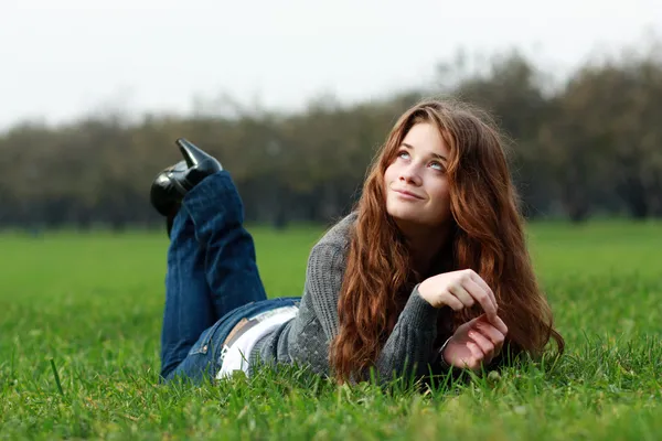 Meisje op groen gras — Stockfoto