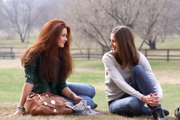 Giovani donne sul campo in estate — Foto Stock