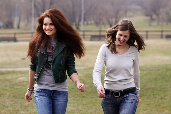 Две веселые девушки в весеннем парке — стоковое фото