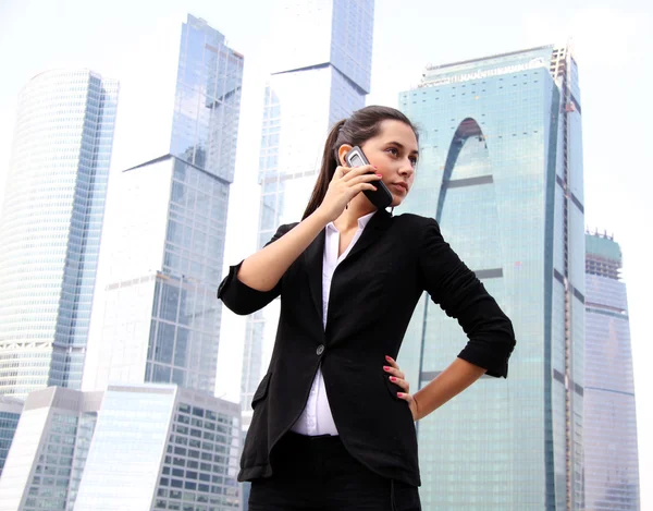 高層ビルに対する女性のビジネス — ストック写真
