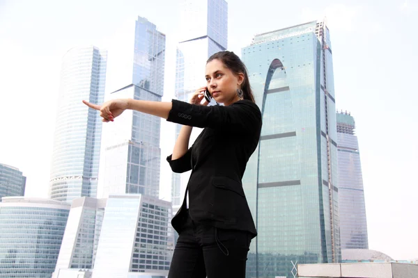 A hölgy ellen felhőkarcolók üzleti — Stock Fotó