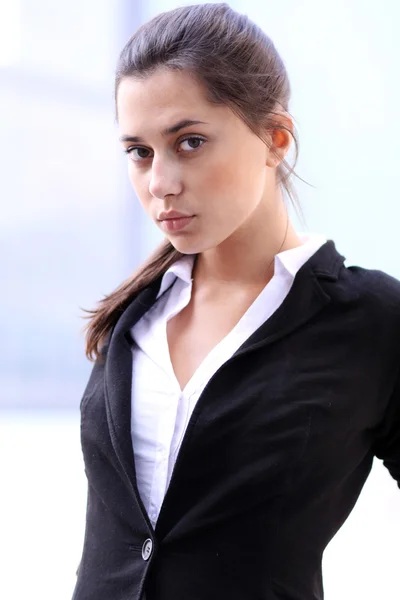 Mulher de negócios caucasiana no escritório — Fotografia de Stock