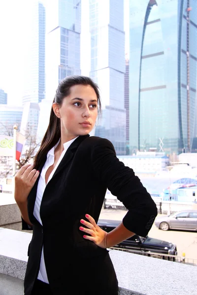 高層ビルに対する女性のビジネス — ストック写真