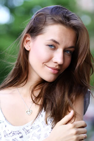Portret van een jonge vrouw — Stockfoto