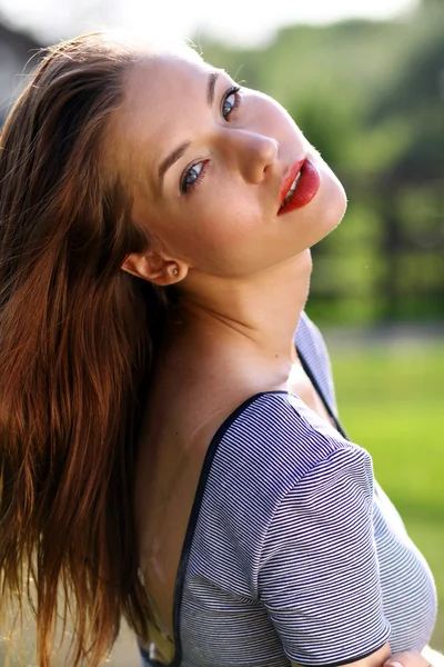 Portret van een jonge vrouw — Stockfoto