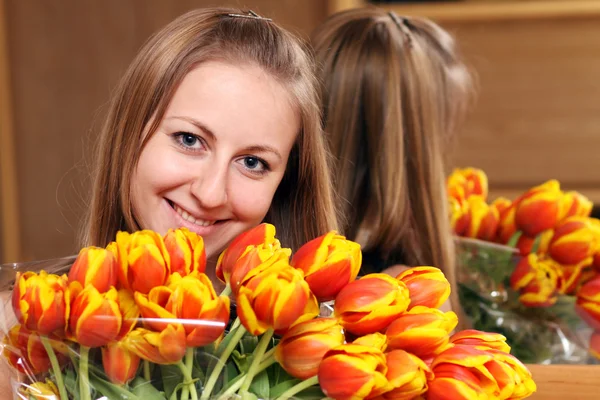 Portret van mooi meisje met tulpen — Stockfoto
