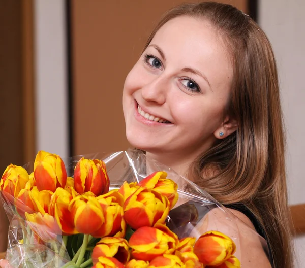 Ritratto di bella ragazza con tulipani — Foto Stock