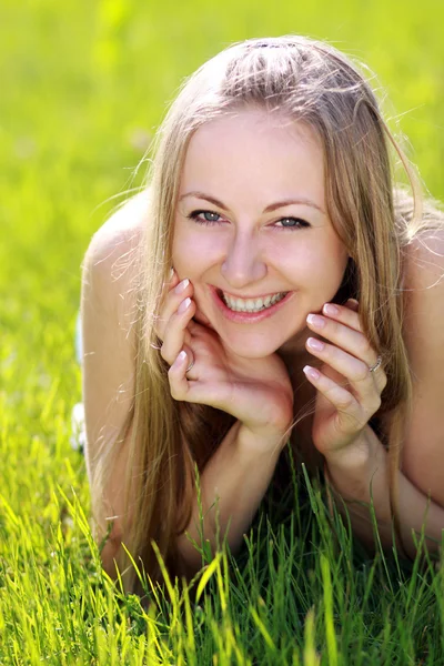 緑の芝生の上の女性 — ストック写真