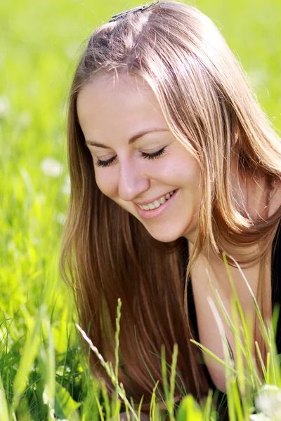 Kobieta na zielonej trawie — Zdjęcie stockowe