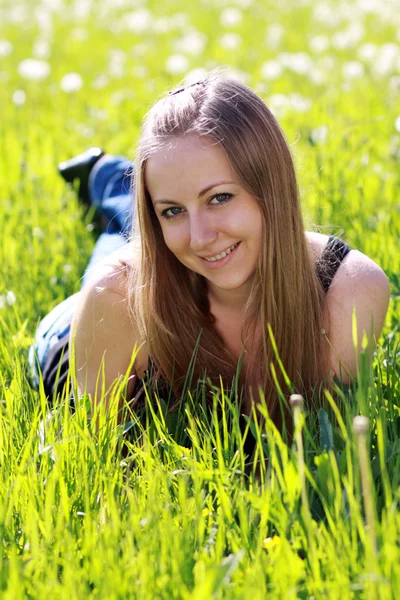 푸른 잔디에 여자 — 스톡 사진