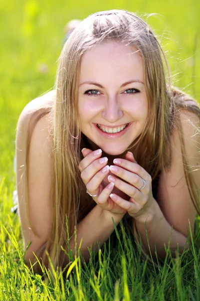 Женщина на зеленой траве — стоковое фото