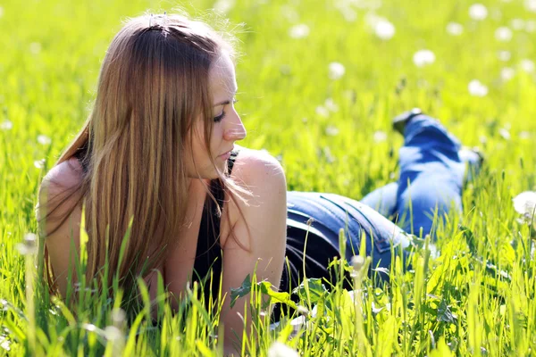 Femme sur l'herbe verte — Photo
