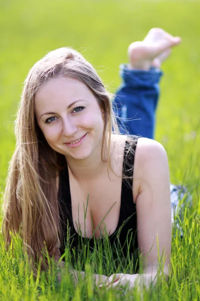 Yeşil çimenlerin üzerinde kadın — Stok fotoğraf