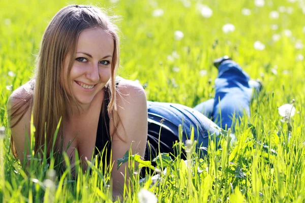 Mulher na grama verde — Fotografia de Stock