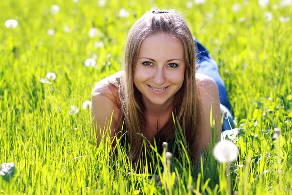 Femme sur l'herbe verte — Photo
