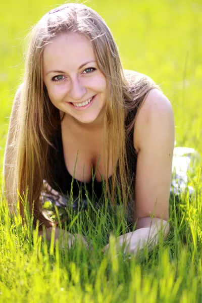 Kvinna på det gröna gräset — Stockfoto