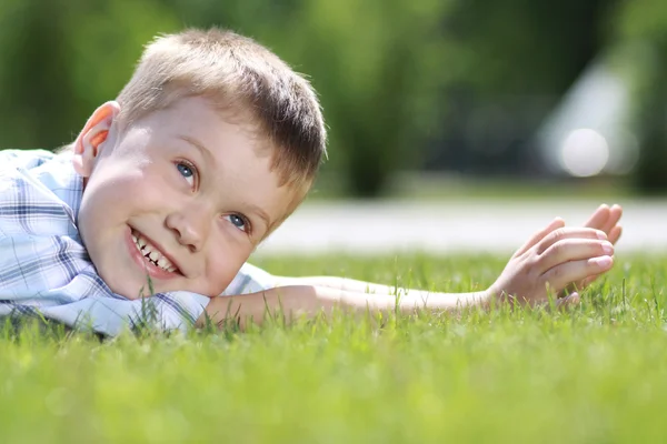 Nosze szczęśliwy chłopiec — Zdjęcie stockowe