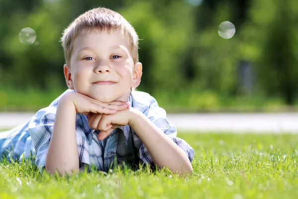 Счастливый маленький мальчик — стоковое фото