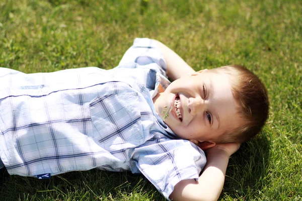 Menino pequeno feliz — Fotografia de Stock