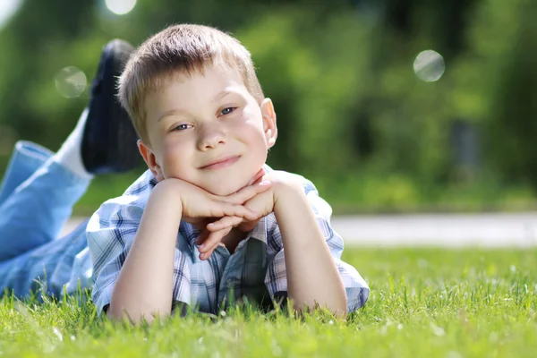Счастливый маленький мальчик — стоковое фото