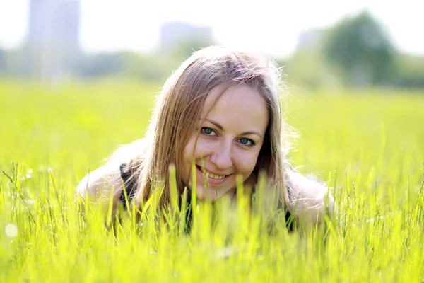 여름 공원에서 행복 한 여자 — 스톡 사진