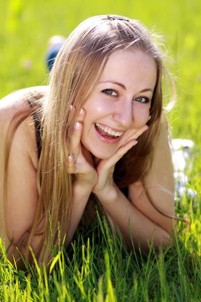 Щаслива жінка в літньому парку — стокове фото