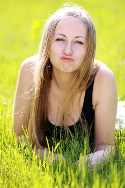 Gelukkige vrouw in zomer park — Stockfoto