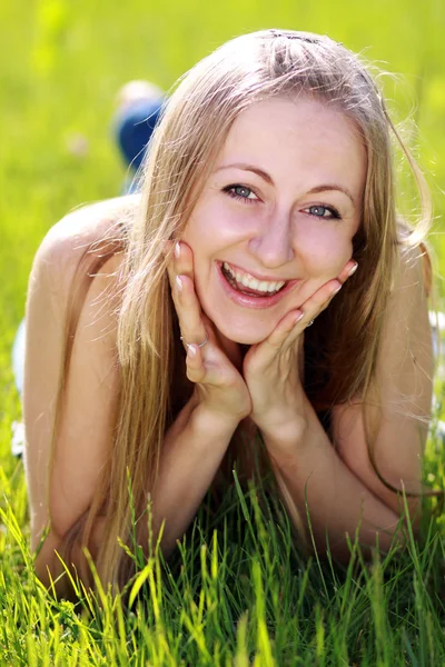 Glad kvinna i sommaren park — Stockfoto