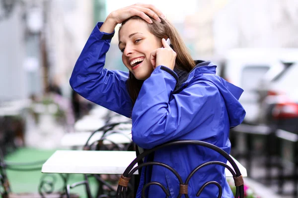 Glad ung dam pratar på mobiltelefon — Stockfoto