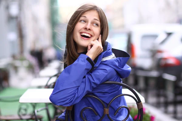 Szczęśliwa młoda dama rozmawiająca przez telefon komórkowy — Zdjęcie stockowe
