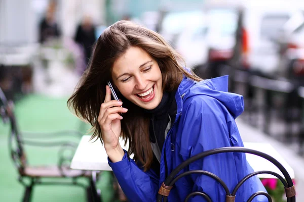Счастливая девушка разговаривает по мобильному телефону — стоковое фото