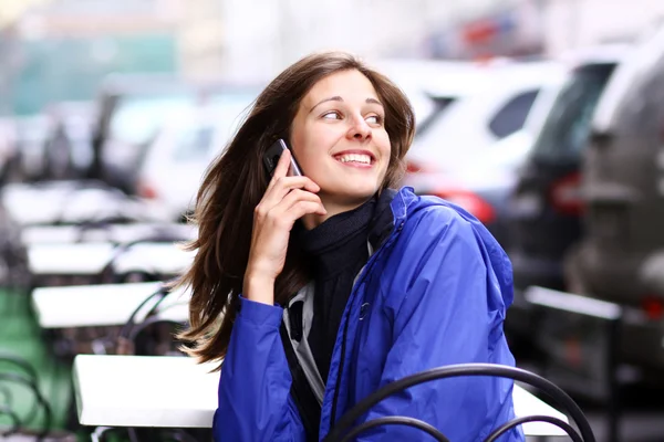 Boldog fiatal hölgy beszél mobilon. — Stock Fotó
