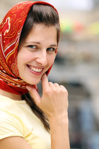 Porträt einer jungen glücklich lächelnden Frau — Stockfoto