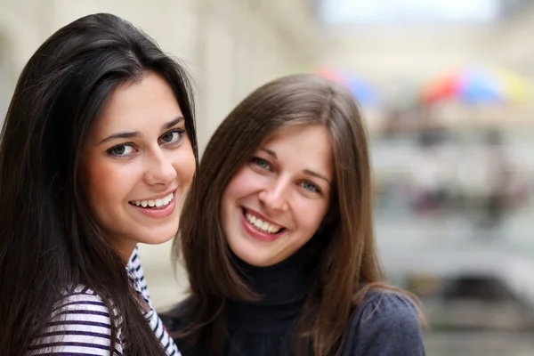 Twee vrolijke meisjes — Stockfoto