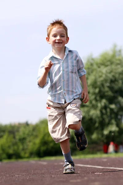 Беги маленький мальчик — стоковое фото