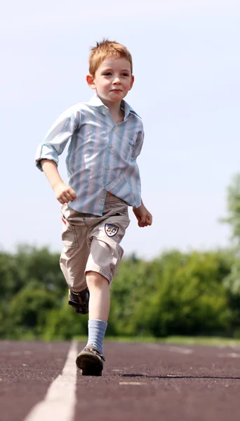 Løp, lille gutt. – stockfoto
