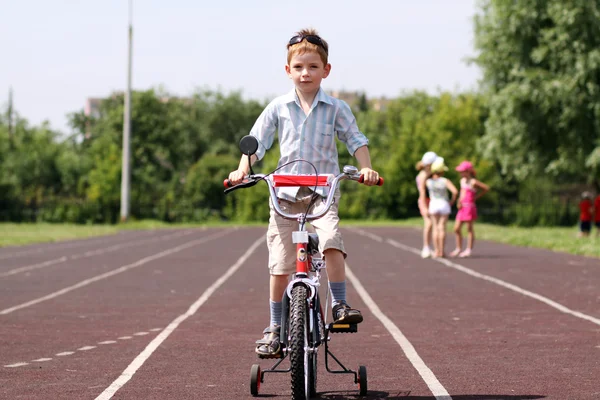 Pojken går för en enhet på en cykel — Stockfoto