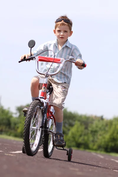 Мальчик едет кататься на велосипеде — стоковое фото