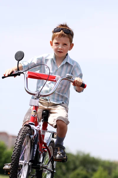 Мальчик едет кататься на велосипеде — стоковое фото