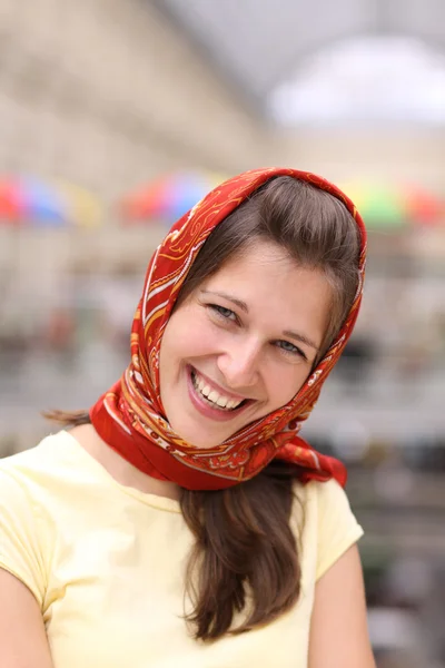 Jovem feliz sorrindo mulher — Fotografia de Stock