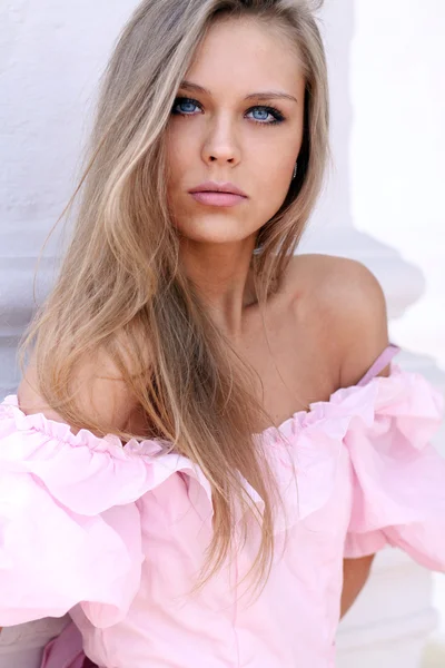 ピンクのドレスの若い女性の肖像画 — ストック写真
