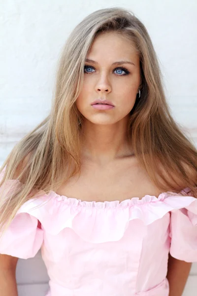 Portret van een jonge vrouw in roze jurk — Stockfoto