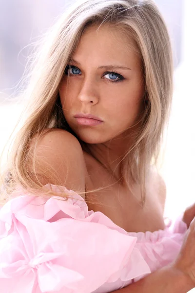 Porträt einer jungen Frau im rosa Kleid — Stockfoto