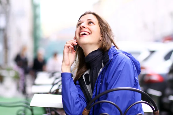 Jonge vrouw belt per telefoon — Stockfoto