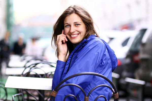 Ung kvinna ringer per telefon — Stockfoto