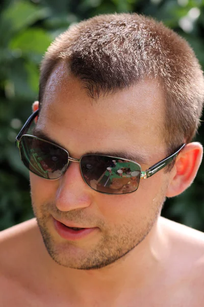 Knappe man dragen van een zonnebril — Stockfoto