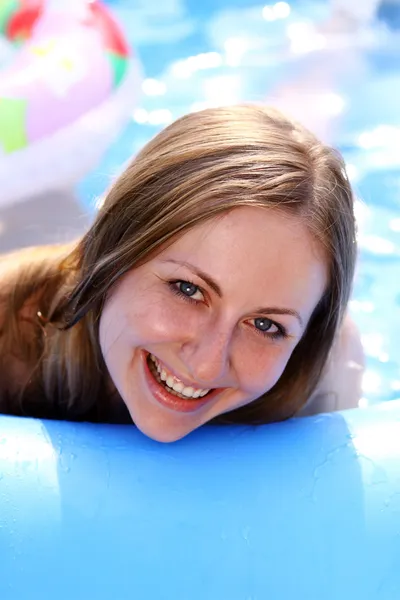 Frau im Schwimmbad — Stockfoto