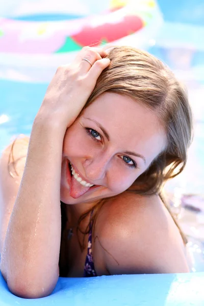 Kvinna i poolen — Stockfoto